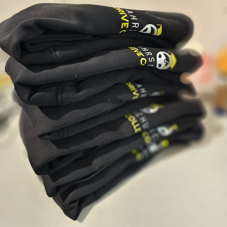 Gestapelte Drive-College-Hoodies in Schwarz mit gelb-weißem Logo